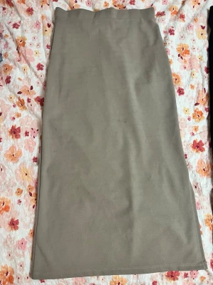 Beige Långkjol  - Långkjol från Lager 157, några små fläckar men syns ej mycket. Annars fint skick!🤍storlek 150!