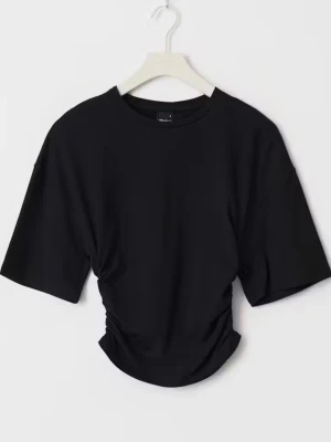 Svart soft touch ruched tee - Snygg t-shirt från Gina Tricot med rynkningar i sidorna. T-shirten har en enkel rund halsringning och en figurnära midja. Perfekt till jeans eller kjol för en trendig look. Aldrig använd, endast testad. Slutsåld på hemsidan🤍🌸