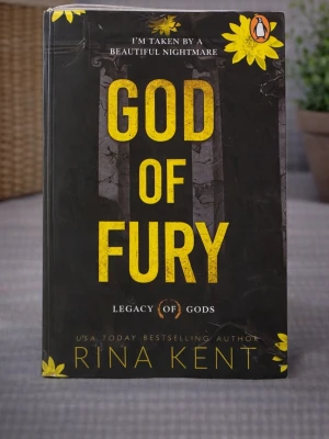 God of Fury (Brand new, in English) - Skick: Helt ny bok. Omslag: Pappercover. Storlek: standard (inte pocket). Förpackning: I sitt originala plastomslag. Från: Stockholm. Snabb leverans inom Sverige.