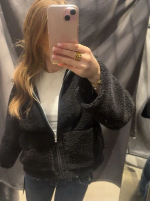svart teddy jacka - säljer min svarta teddy jacka då den inte kommer till användning längre!! använd ett par gånger men är som ny!