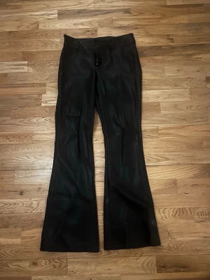 Leather pants - Selger fordi jeg ikke bruker de lenger. De er i fin stand og er brukt 2-3 ganger, de er i størrelse 36 men kan føles ut som 38 siden de er litt større i størrelsen. De er veldig fine. Betaling går gjennom Plick eller Vipps (evt paypal) kjøperen betaler frakt selv😊
