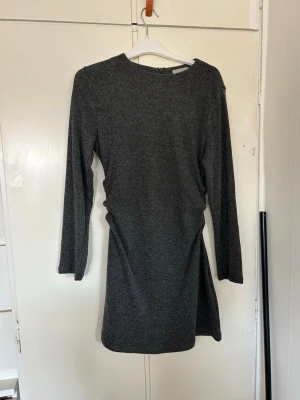 Mörkgrå långärmad klänning - Använd endast en gång, jätte fint skick och tunnt material