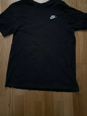 Nike t-shirt  - Snygg nike t-shirt gjord på 100% bomull. Passar oversized på mig.
