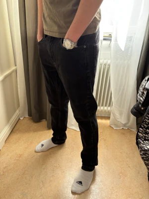 Svarta jeans från Lager 157 - Säljer dessa svarta jeans från Lager 157 eftersom de ej används. Kan gå ner i pris vid snabbt köp.