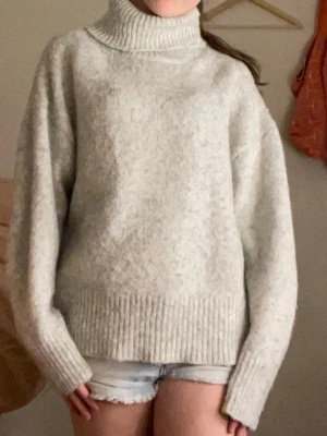 Ljusgrå polotröja från Zara - Ljusgrå stickad polotröja från Zara i storlek M, jätte fin och skön. Jag tar emot nästan alla pris❤️