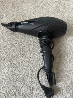 BaByliss hårfön 2100W svart - Säljer en svart BaByliss Le Pro Light Volume hårfön på 2100W med smal fönpip och lång sladd. Kommer i originalkartong. Perfekt för att snabbt torka och styla håret med hög prestanda och jonfunktion för extra glans. Aldrig använd.