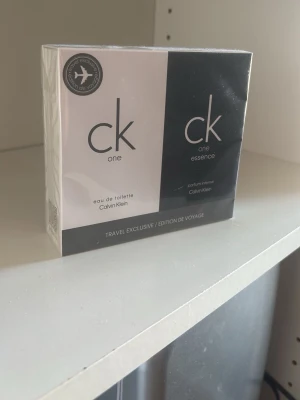 CK One Duo Parfymset Calvin Klein - Parfymset från Calvin Klein med CK One eau de toilette och CK One Essence parfum intense. Setet innehåller två flaskor på 50 ml vardera och kommer i en stilren svartvit box. Perfekt för dig som gillar fräscha och moderna dofter.