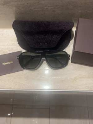 Tom Ford svarta solglasögon - Snygga svarta solglasögon från Tom ford. Köpta i alicante för 3500kr. Inte kommit till så mycket användning. 