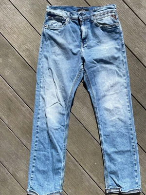 Ljusblå jeans från Replay - Säljer ett par ljusblå jeans från Replay med klassisk femficksmodell och rak passform och bakfickor med vågig söm. Tillverkade i denim som ger en avslappnad look. Nypris ca 900. Säljs för 449 kan gå ner i pris vid snabb affär. 🏬 