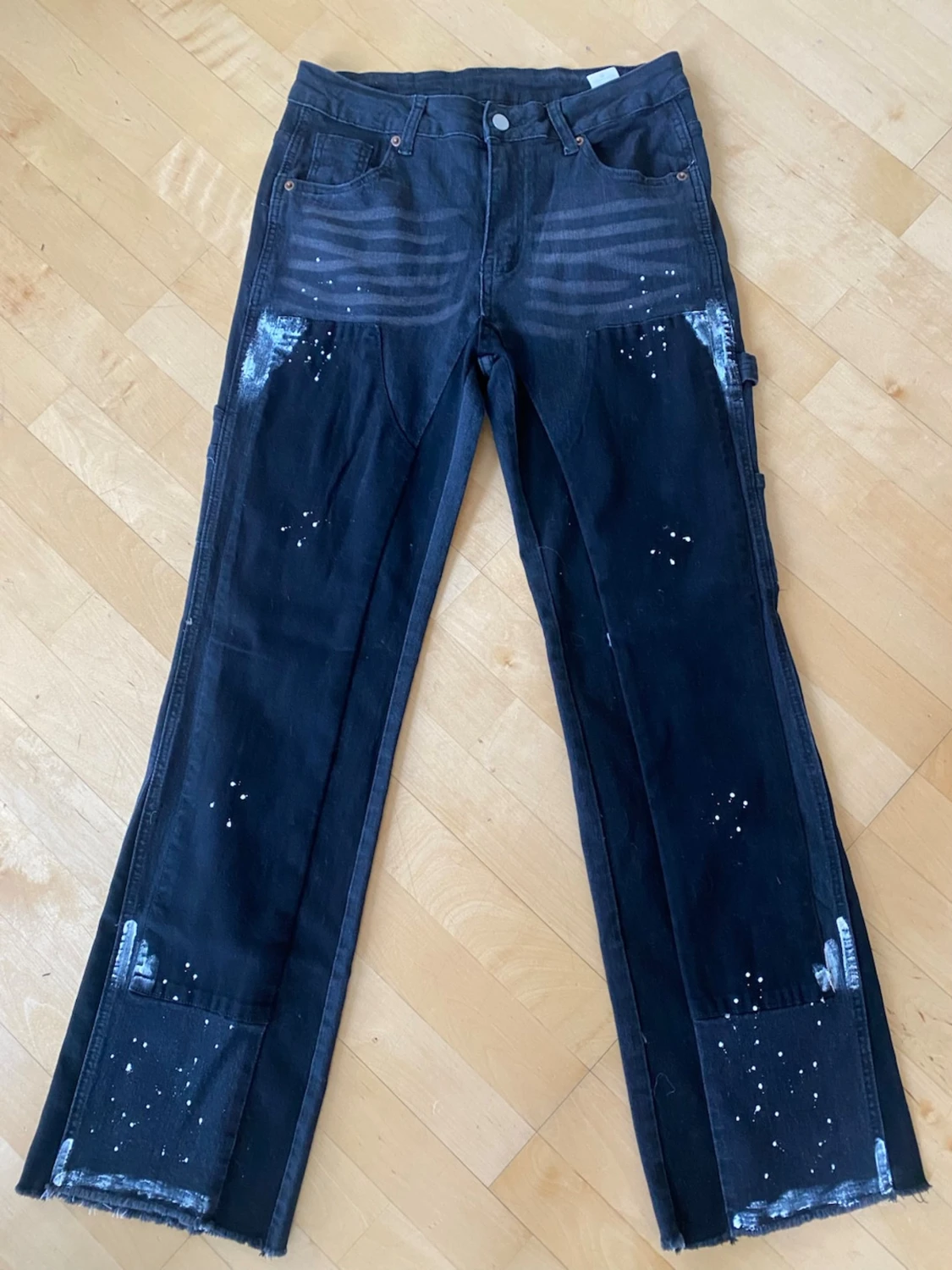 Svarta straight leg jeans med färgstänk