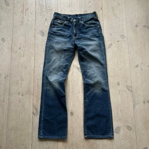 Vintage Levi’s 517 bootcut jeans - Säljer dessa otroligt snygga vintage 517 bootcut jeansen från Levi’s! | Skicket är toppen, jeansen har lite schyssta slitningar vilket gör de ännu mer fräna! | Storlek 28/32 | Vid funderingar, diskussion om pris eller liknande är det bara att skriva!🤩🤝