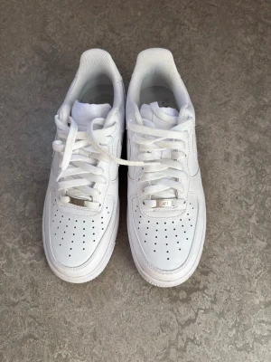 Nike Air Force 1  - Klassiska helvita Nike Air Force 1 sneakers i lågt utförande. Skorna är helt oanvända och är i bra skick. 