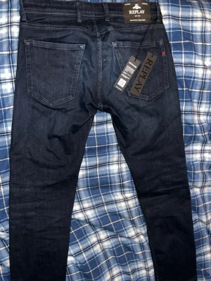 Replay Grover (nya)+kvitto - Ett helt par nya replay byxor med kvitto (har bara testats, anledningen varför jag inte använt och säljer är för att jag fick nya liknande som jag istället använder. Det är ett par grovers straight fit som är svarta med en blå toning, är perfekt för alla outfits och för en person som älskar att vara stilig och ha bekvämlighet samtidigt. W31 L34. Köptes för 999kr ink moms
