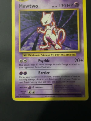 Pokémonkort Mewtwo 130 HP - Säljer ett samlarkort från Pokémon med Mewtwo, 130 HP och attacker som Psychic och Barrier. Kortet har lila och gula färger samt klassisk Pokémon-design. Perfekt för dig som gillar att samla eller spela Pokémonkort.