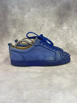 Blå Christian Louboutin Junior Spikes Skor - Stl 40 - Riktigt feta Christian Louboutin Skor i färgen marinblå, perfekt till våren och sommaren! 😮‍💨🏖️ | Fint skick: 8,2/10, se bild 5 för små defekter | Storlek: 40 | Ingår: Endast Skorna, köpbekräftelse finns från Vestaire Collective | Nypris: Ca 8000kr | Självklart äkta. | Hör av dig vid frågor // Galgen 🫡