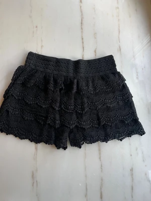 Spets shorts - Svarta spets shorts, dom är stretchiga i midjan och passar xs-m