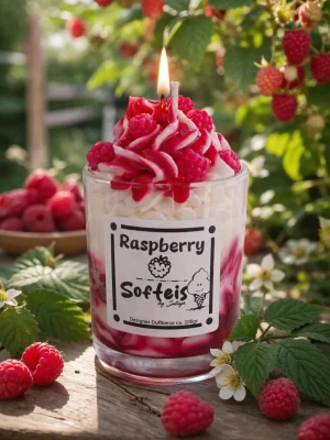 Hallonljus i glas med gräddtopp - Unikt doftljus i glas som ser ut som en hallonglass med gräddtopp och hallonsås. Ljuset har detaljer i vitt och hallonrött, dekorerat med små hallonformade vaxdetaljer. Perfekt som dekoration eller present till någon som gillar söta dofter.