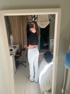 Vita jeans - Så fina lågmidjade bootcut/ raka jeans💞 Dem har knytning på insidan i midjan så man kan göra så dom sitter bättre💗 Storleken är 30/34 men dem passar på mig som brukar ha 28 ( dom t lite stora) Midjemått tvärs över: 39cm innerbenslängd: 83,5