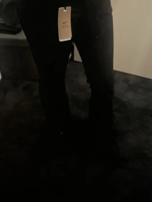 Svarta skinny jeans från lindex - Säljer ett par svarta flared jeans från Lindex med low/mid waist. Sitter bra men har aldrig fått chansen och använda dem. Är 165 cm och storleken på jeansen är 164/13-14 år. Lappen sitter kvar.  Snälla köp! Nypris: 349 kr. Säljer för 275!
