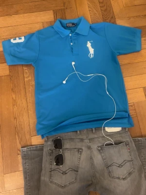 Polo by Ralph Lauren piké | stor brodering på ryggen |  - Inga defekter, fin tröja. Storlek M, men kolla måtten så det passar.   Mått -|-  Axelmått: 45 cm  Längd: 64 cm  Bröst: 64 cm   Leverans sker alltid senast dagen efter, men skriv om du vill ha fler bilder: