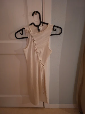 Vit tight klänning🤍 - Säljer denna vita tighta klänningen från H&M. Aldrig använd endast provad! Strl Xxs. Säljer då den inte kommer till användning. Minns inte nypris men skulle gissa mellan 200-300kr. Hör av dig vid funderingar!🤍