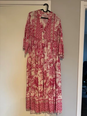 Viskosklänning - En luftig och feminin långklänning i mjuk och följsam 100% viskos som ger ett vackert fall. Endast använd en gång, nu hänger den bara i garderoben tyvärr.