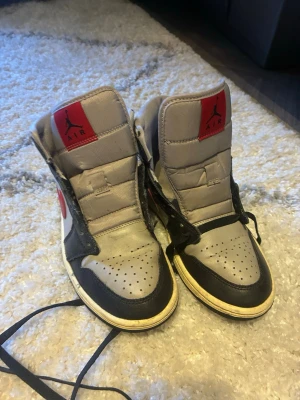 Nike Jordan 1 mid - Köpte dessa i Norge för 2 år hadde dem 1 sommar sen vart dem för små storlek 37,5 å jag har 42 nu så lite för små satt säga😂. Båda sko snörena följer med köptes i Norge på Nikes butik skriv om ni har några frågor. Priset är ej huggit i sten
