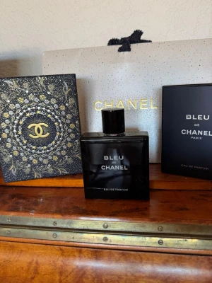 Bleu de Chanel Eau de Parfum - Köpt på Chanels hemsida för 1795 kr. Köpte den i vintras därav den speciella julförpackningen, allt detta medföljer. Använt ungefär 5-10ml av 100. Bara att skriva vid funderingar! 