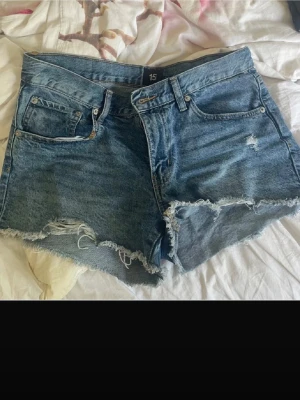 Jeansshorts- lågmidjade  - Använda 1 gång!