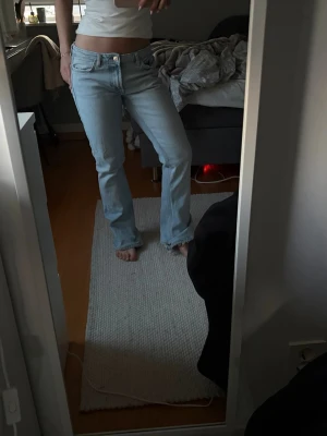 Zara jeans  - Snygga Jeans från Zara, är uppsydda för någon som är ca 160 men de är lite slitna som man ser på de sista bilderna 💞