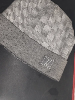 Säljer grå lv mössa - Säljer en grå mössa från Louis Vuitton har inte använt den mycket och den är på bra kvalitet 