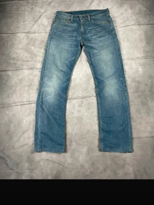 Levis 504 - Levi’s 504 jeans i klassisk blått. Normal passform, bekväma för vardagsbruk. Mycket gott skick, normala tecken på slitage, inga hål.  Storlek från etiketten: W31 L32 Mått platt: • Midja: 40 cm • Totallängd: 102 cm  