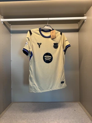 Barcelona borta ställ - 👕Storlek:S Namn: LAMINE YAMAL #10 Badge: Champions league  📦Fraktar samma eller nästa dag. 💬 SKRIV OM NI HAR FRÅGOR!