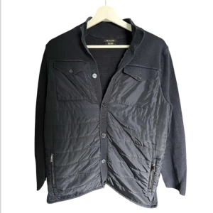 Massimo dutti cardigan - Riktigt fet Massimo dutti cardigan i bra skick, storlek S, inga märkvärdiga defekter. Modellen är 182