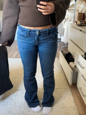 Mörkblå bootcut jeans - Säljer ett par mörkblå bootcut jeans från Ginatricot i storlek 158💕 jeansen är i gott skick och fungerar alldeles utmärkt☺️