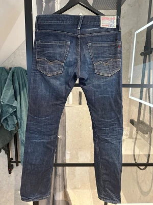 Replay jeans - Säljer då de ej kommer till använding           Skick-8/10                                                                                 Storlek W29L32   