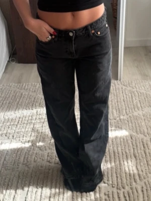 Lågmidjade raka jeans - Säljer dessa lågmidjade, raka jeans från Gina Tricot i storlek 32. Inga defekter. Skriv vid funderingar, lägg gärna ett bud☺️