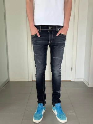 Dondup Jeans  - Säljer nu dessa Dondup jeans med snygga slitningar i populär design, skriv för fler bilder/frågor🙌🏼