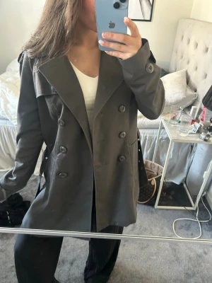 Grå trenchcoat  - Säljer denna ass coola grå trenchcoat 