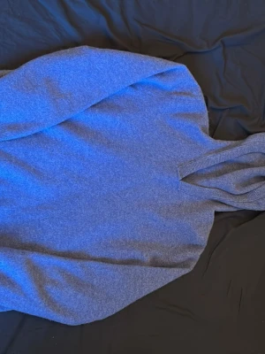 Merinoull hoodie - Jag säljer en fräsch och fläckfri merinoull hoodie pågrund av att den har blivit för liten, str S, pris kan diskuteras!