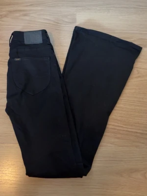 Svarta bootcut jeans Lee Breese - Säljer ett par svarta högmidjade bootcut jeans från Lee.