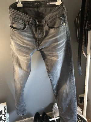 Grå Replay Grover jeans straight fit - Säljer ett par gråa Replay Grover jeans med straight fit. Jeansen har klassisk femficksdesign, silverfärgade detaljer och Replay-logga på fickan. Snygg tvättad look och normal midja. Perfekta till en avslappnad stil.