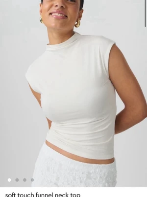 Soft touch funnen neck top  - Storlek: XS Skick: bra  Beskrivning: Toppen är beige och har figurnära passform. Den har normallängd och stretchig kvalitet.