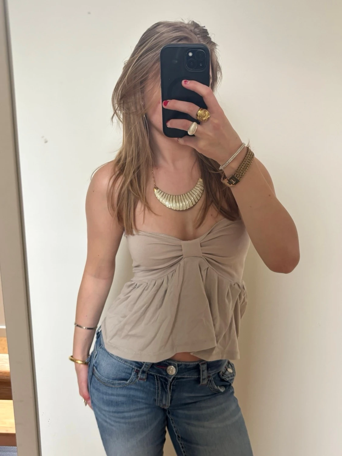 Beige axelbandslös topp med twist - 1