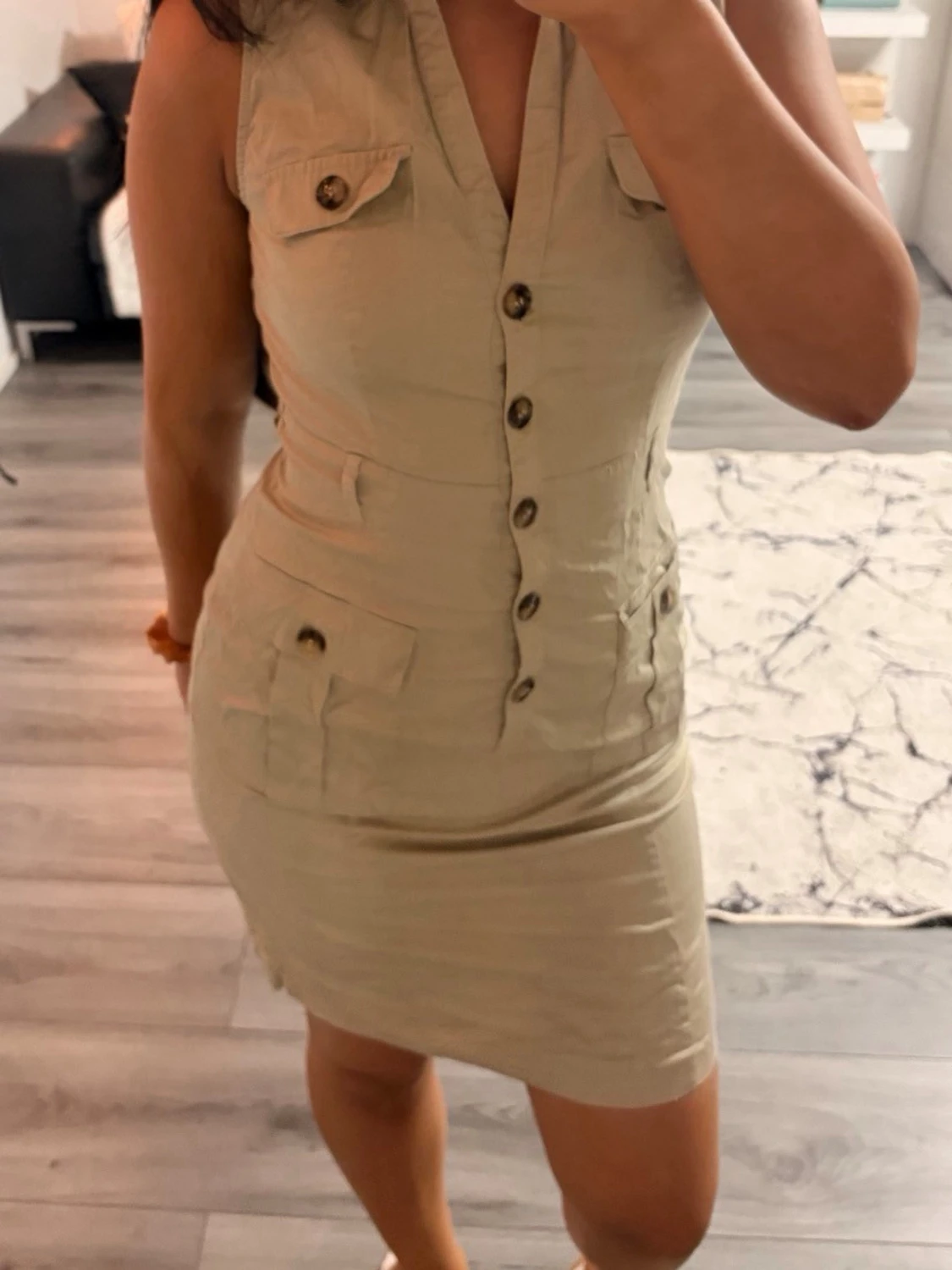 Beige kort klänning med knappar