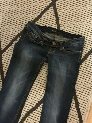 JÄTTELÅNGMIDJADE jeans från Hm - Sjukt lågmidjade jeans från hm! Köpte på Plick men kom aldrig till användning, tror det har varit ett par gravidbyxor som tyget över magen är bortklippt på!💕 