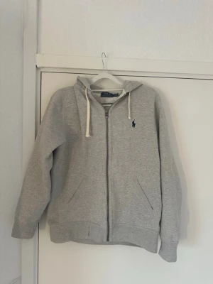Raulph Lauren kofta - Den är storlek M men passar mig som har storlek S! Kontakta för fler frågor 