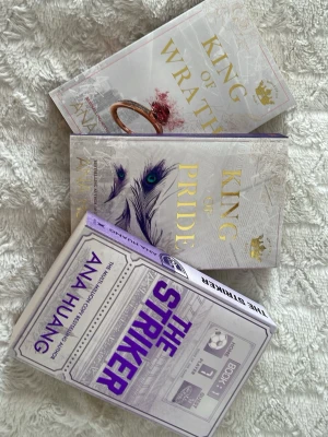 The striker, King of wrath, King of pride  - Tre böcker av Ana Huang; säljer alla för 220 Böckerna är i på engelska och är i mycket bra skick.