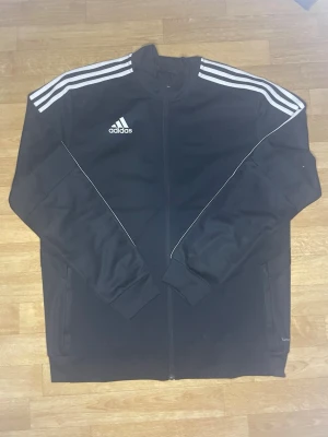 Adidas - Säljer den adidas tröja i storlek L. Jag köpte den för 1200 kr men den var för stor och fick inte lämna tillbaka den!Helt oandvänd! Säljer den billigt för 449:- snabb affär uppskattas:) // Mvh swemarket