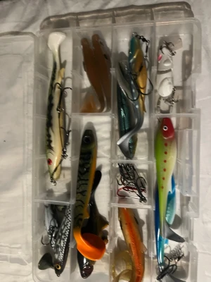 Fiskedrag i plastlåda - Stora gädd fiske drag som aldrig är använda och de följer med krokar till dem